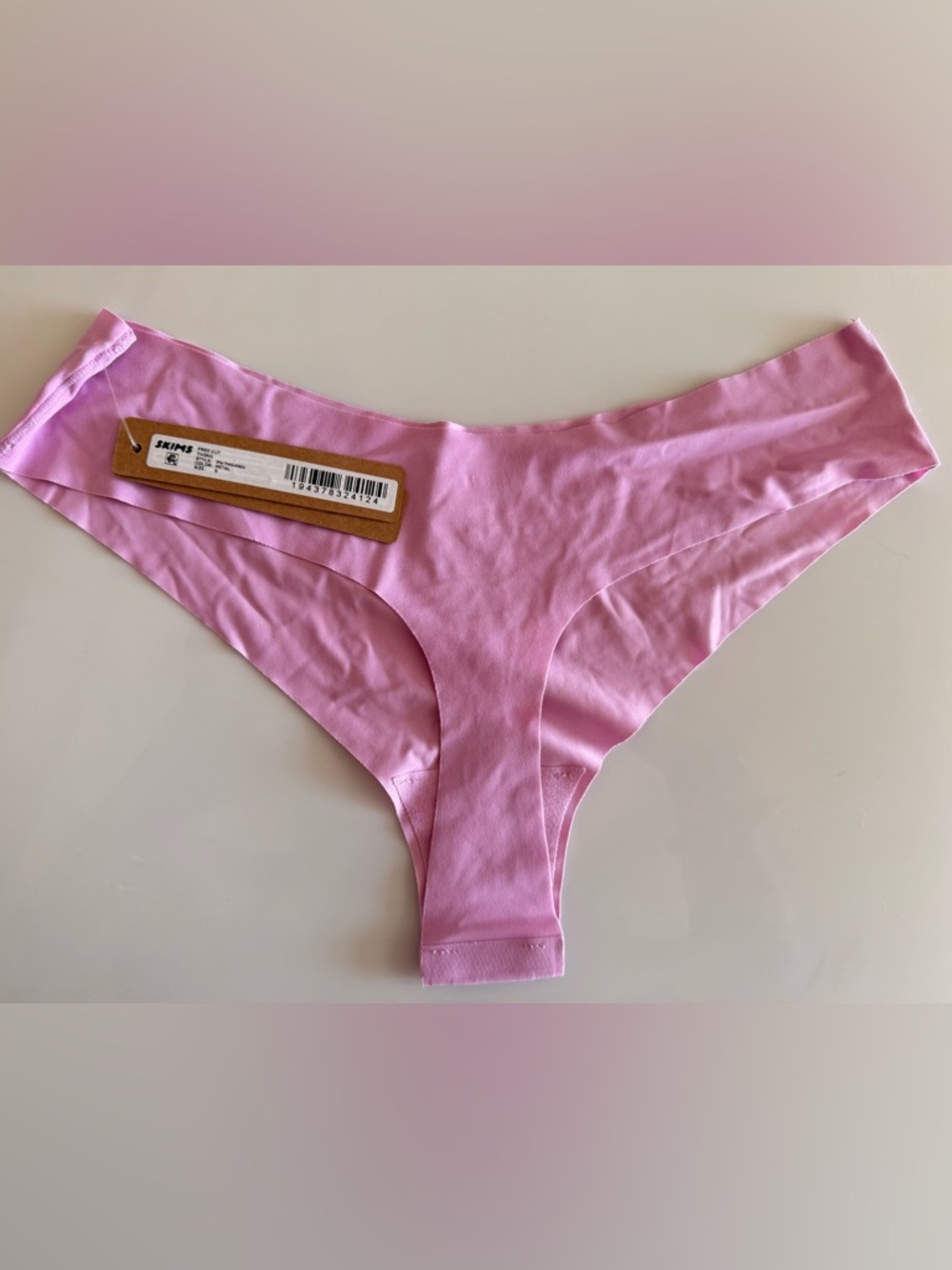 Skims free cut thong in petal - Picture 2 of 4